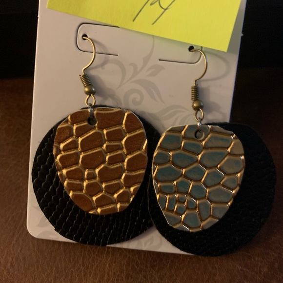 Earring - Picture 8 of 16